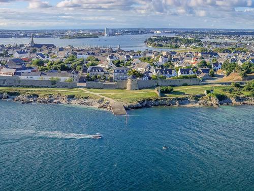 Photo de la galerie de l'établissement T1 bis Larmor-Plage, accès plage, 4 pers, WiFi - FR-1-349-181, à Larmor-Plage
