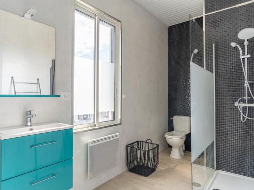 une salle de bain avec un lavabo et des toilettes et une fenêtre dans l'établissement Superbe T3 rénové à 200m de l'océan avec terrasse et parking privatif - FR-1-50-74, à Mimizan