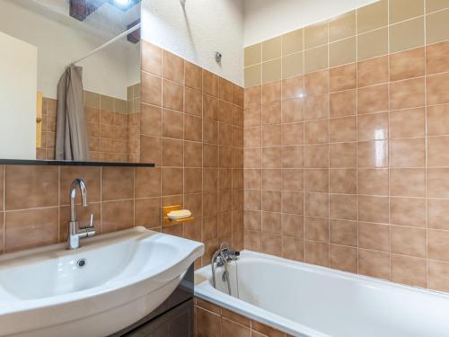 une salle de bain avec une baignoire blanche et un lavabo dans l'établissement Mimizan Plage: Appartement T2 Mezzanine 2 étoiles, 4 pers, vue océan, parking inclus - FR-1-50-86, à Mimizan