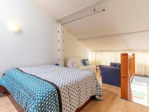 une chambre avec un lit et un canapé dans une pièce dans l'établissement Mimizan Plage: Appartement 6 Pers, 2 Étoiles, Ménage Inclus, Parking, Ascenseur - FR-1-50-83, à Mimizan