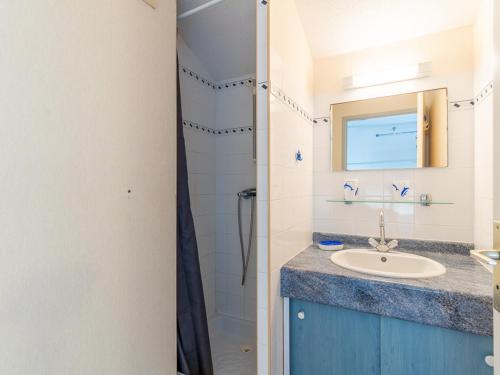 une salle de bain avec un lavabo et une douche dans l'établissement Mimizan Plage: Appartement 6 Pers, 2 Étoiles, Ménage Inclus, Parking, Ascenseur - FR-1-50-83, à Mimizan