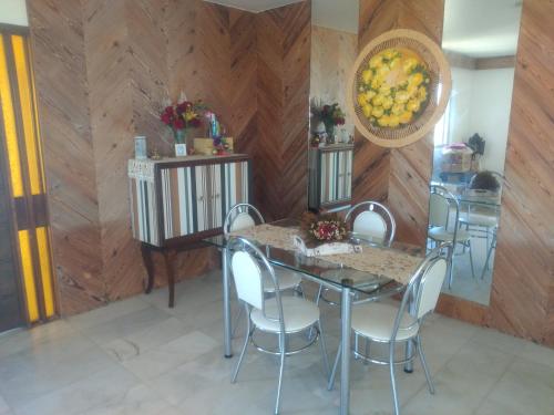 comedor con mesa, sillas y espejo en Quarto em Apto Compartilhado BEIRA MAR, en Maceió