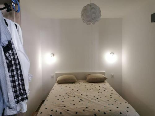 une chambre avec un lit avec deux oreillers dessus dans l'établissement Logement entier, appartement Antibes-Juan les Pins, à Antibes