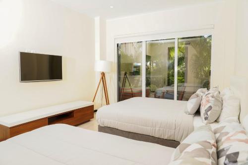 En eller flere senge i et værelse på Elegant apartment in eagle beach levent