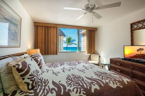 凱魯瓦的住宿－Wonderful Modern Oceanfront Condo - Hale Kona Kai 408 by Casago Kona，一间卧室配有一张床和一台平面电视