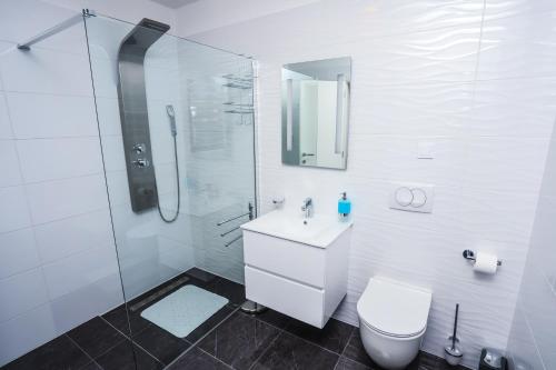 bagno bianco con servizi igienici e doccia di Villa Keti a Poreč (Parenzo)