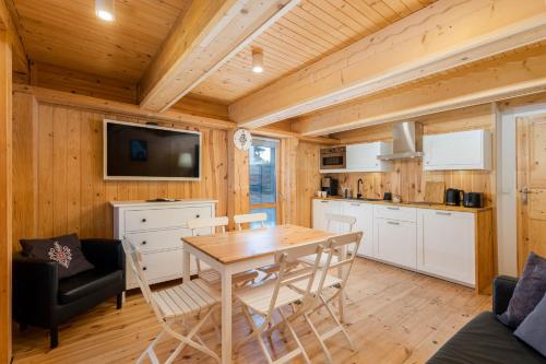 Kuchyňa alebo kuchynka v ubytovaní UROCZY ZAKĄTEK - Apartamenty z własnymi tarasami i grillem w centrum Zatora, blisko Energylandii