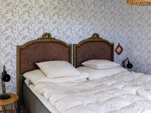 博斯塔德的住宿－Holiday home BÅSTAD，卧室内的一张带两个枕头的床