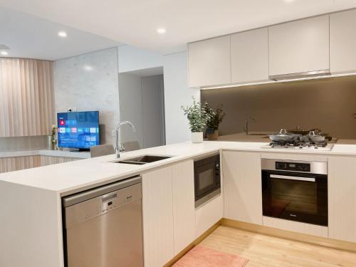 Kuchyň nebo kuchyňský kout v ubytování Ultimate Riverview Designer 2BD Apartment at CBD