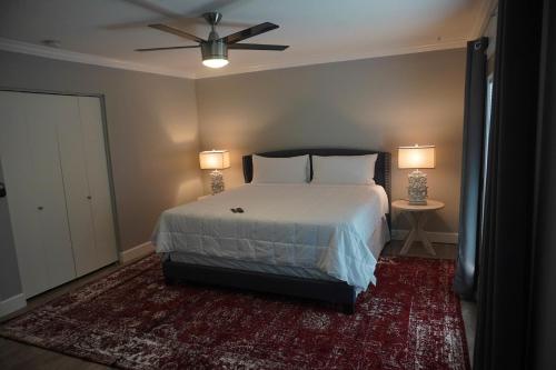 a bedroom with a bed and a ceiling fan at 3bdr Remodeled Scottsdale Desert Pool Oasis and Entertainment in Phoenix