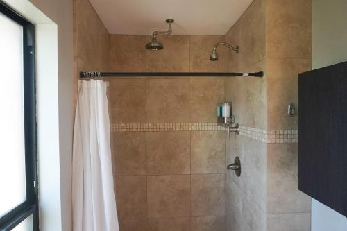 een douche met een wit douchegordijn in de badkamer bij 3bdr Remodeled Scottsdale Desert Pool Oasis and Entertainment in Phoenix