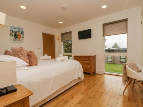Un dormitorio con una cama grande y una ventana. en Birch, en Truro