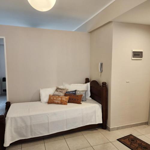 um quarto com uma cama com lençóis brancos e almofadas em La constancia em La Plata