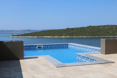 Πισίνα στο ή κοντά στο Seaside family friendly house with a swimming pool Cove Ladjin - Landjin, Pasman - 20394