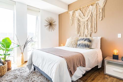 a bedroom with a bed and a window at Increíble departamento en Santa Fe con gym, alberca y estacionamiento in Mexico City