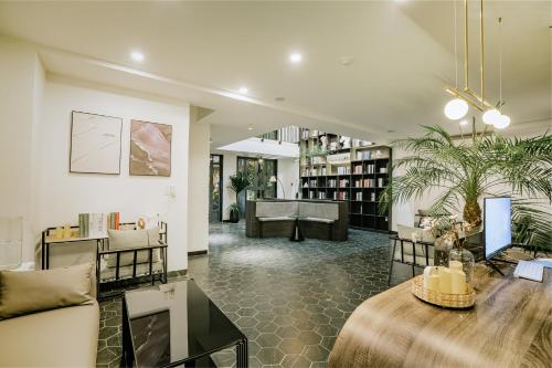 胡志明市Mint Hotel Bui Vien Q1的客厅里有一张沙发和一张桌子。