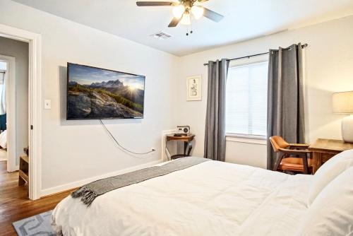 a bedroom with a bed and a desk and a window at Chic 3br Haven Fully Furnished & Private Carpot in Oklahoma City