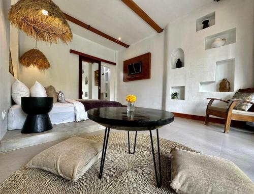 - une chambre avec un lit et une table dans l'établissement Mossca Mooi, à Ubud