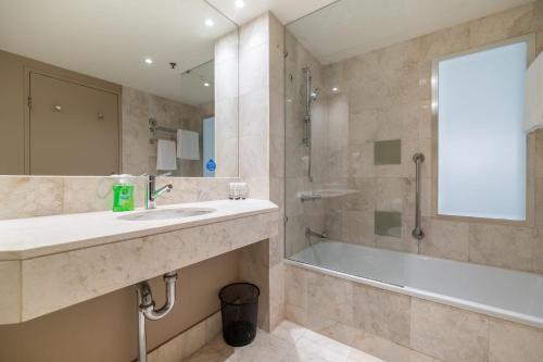 bagno con lavandino, doccia e vasca di Gorgeous Private Suite with Balcony a Gold Coast