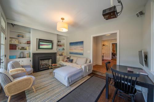 Una sala de estar con un sofá y una chimenea. en The Walton House - historic 3bd 2 5ba with parking, en Kennett Square