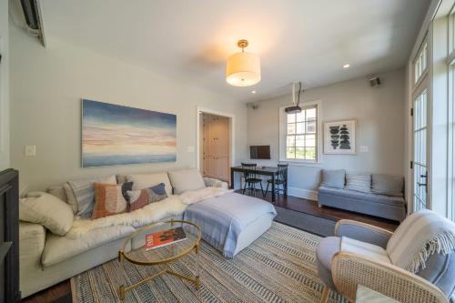 uma sala de estar com um sofá e uma mesa em The Walton House - historic 3bd 2 5ba with parking em Kennett Square