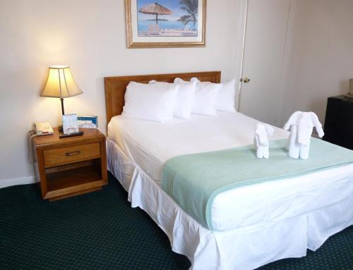 Una cama o camas en una habitación de Shoreham Oceanfront Hotel