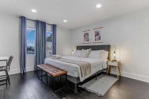 - une chambre avec un grand lit et une fenêtre dans l'établissement Housepitality - The South Haven - 2BR Lux, à Columbus
