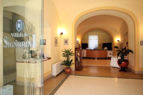 Villa Signorini Hotel في إيركولانو: لوبي وباب زجاجي في مبنى