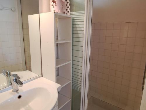 une salle de bain avec un lavabo et une douche dans l'établissement Beau T3 à Jausiers avec terrasse et parking - FR-1-165A-176, à Jausiers