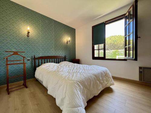 une chambre avec un lit et une fenêtre dans l'établissement Grande maison à 2 pas de la plage, 3 ch, jardin, BBQ, parking – Saint-Pierre-d'Oléron - FR-1-246A-233, à Saint-Pierre-dʼOléron