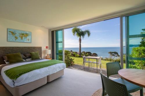 1 dormitorio con cama y vistas al océano en Cable Bay Surf Studio, en Cable Bay