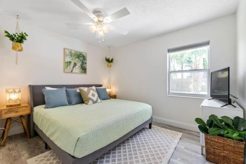 una camera con letto e ventilatore a soffitto di Paradise Palms- Tropic Suite- Pool - Steps to Ocean - 10 min to Downtown a St. Augustine