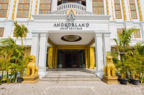 un edificio con dos estatuas delante en Angkor Land Urban Boutique, en Siem Reap