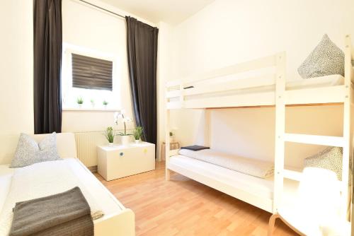 1 dormitorio con litera y 1 litera blanca en Big place in city center with parking, en Innsbruck