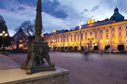 a street light in front of a large building at Big place in city center with parking in Innsbruck