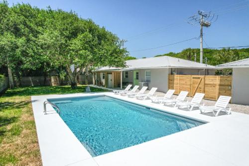 Πισίνα στο ή κοντά στο Paradise Palms - Sand Dollar Suite - Pool - Steps to Ocean - 10 min to Downtown!