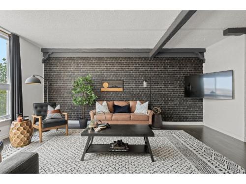 Bricks & Wood I Sleeps 8 I 10 Min To Royal Tyrell