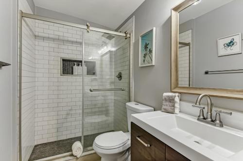 een badkamer met een douche, een toilet en een wastafel bij 130 Y O Historic Savannah Cottage off Forsyth Park in Savannah