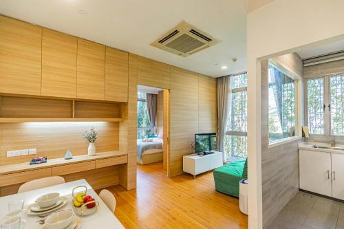 uma cozinha com paredes de madeira e uma sala de estar em Thanksgiving Serviced Residence em Singapura