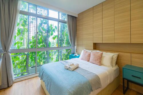 sypialnia z łóżkiem z pluszowym misiem w obiekcie Thanksgiving Serviced Residence w Singapurze
