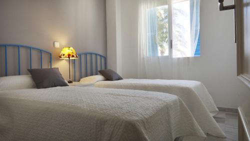 Postel nebo postele na pokoji v ubytování Apartamentos Alberca - Deniasol