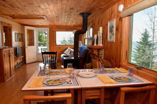 una cocina y una sala de estar con una mesa con comida. en Betty's Place - Cozy ocean front getaway with views of Casco Bay, en Orrs Island