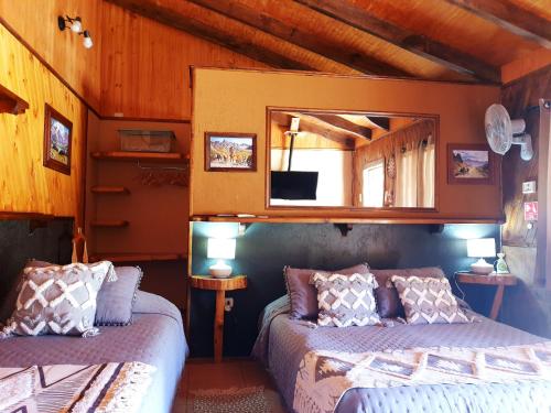 1 Schlafzimmer mit 2 Betten und einem Spiegel in der Unterkunft Alto Ciprés in Salamanca