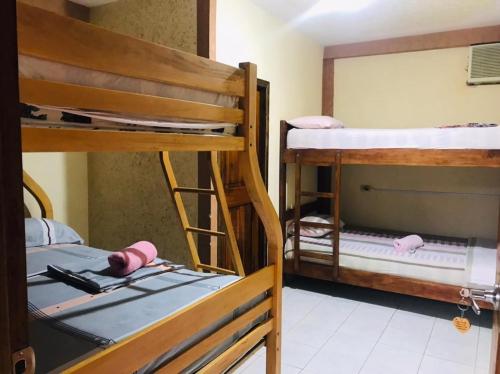 Łóżko lub łóżka piętrowe w pokoju w obiekcie Hostal Tierra y Mar