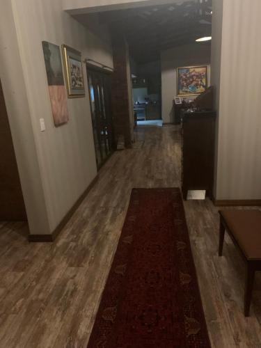 una sala de estar vacía con una alfombra en el suelo en Korb Residence, en Centurion