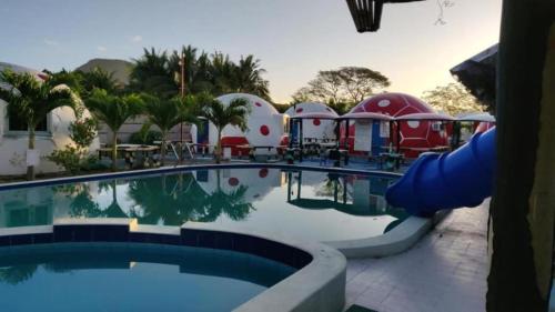 einen Pool auf einem Campingplatz mit einem Resort in der Unterkunft Binubusan Beach Hotel and Resort in Lian