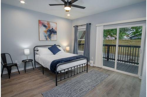 une chambre avec un lit et un ventilateur de plafond dans l'établissement Your Dream Stay 4BR2BA Near Downtown Riverwalk, à San Antonio