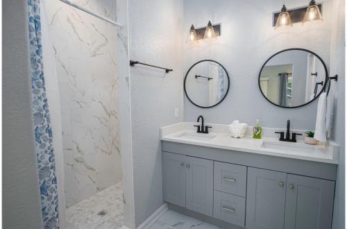 une salle de bain avec un lavabo et un miroir dans l'établissement Your Dream Stay 4BR2BA Near Downtown Riverwalk, à San Antonio