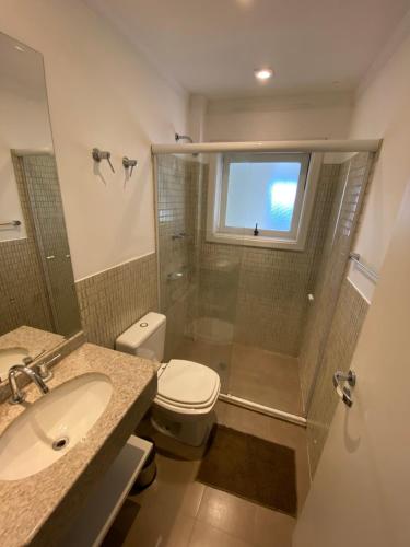 een badkamer met een douche, een toilet en een wastafel bij Cobertura em Campos do Jordão-Capivari in Campos do Jordão