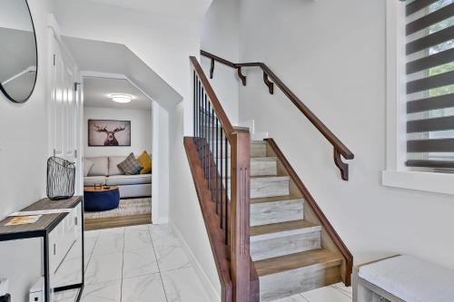 キャンモアにあるThe Alpine Escape by Samsara Resort Top View Downtown 4BR & 3BTHのリビングルーム付きの家の階段